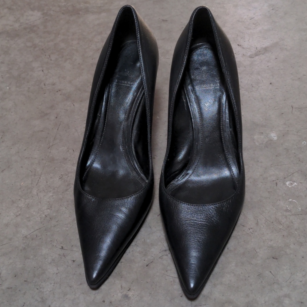 Burberry 40 10M Black Leather Closed Toe Pump Career Work